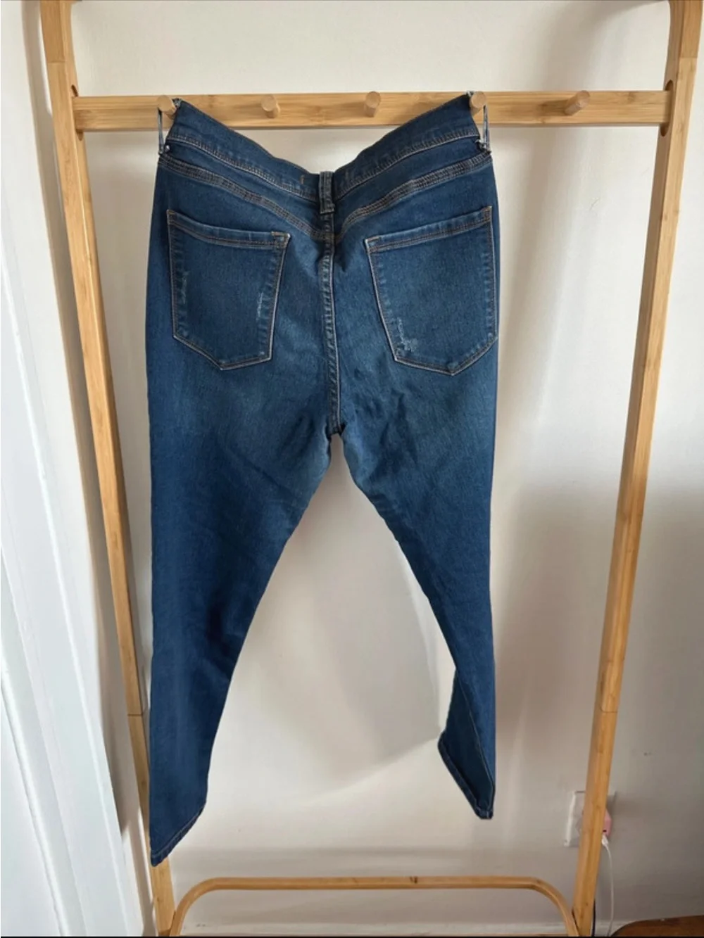 Free People Distressed Blue Jeans 💙 size 29